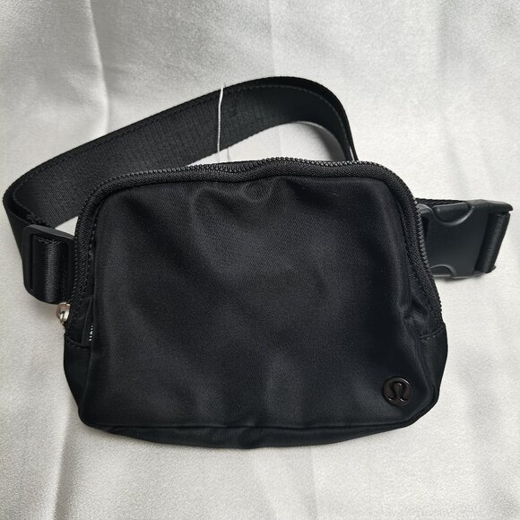 Black Lululemon Everywhere Belt Bag - Picture 6 of 6